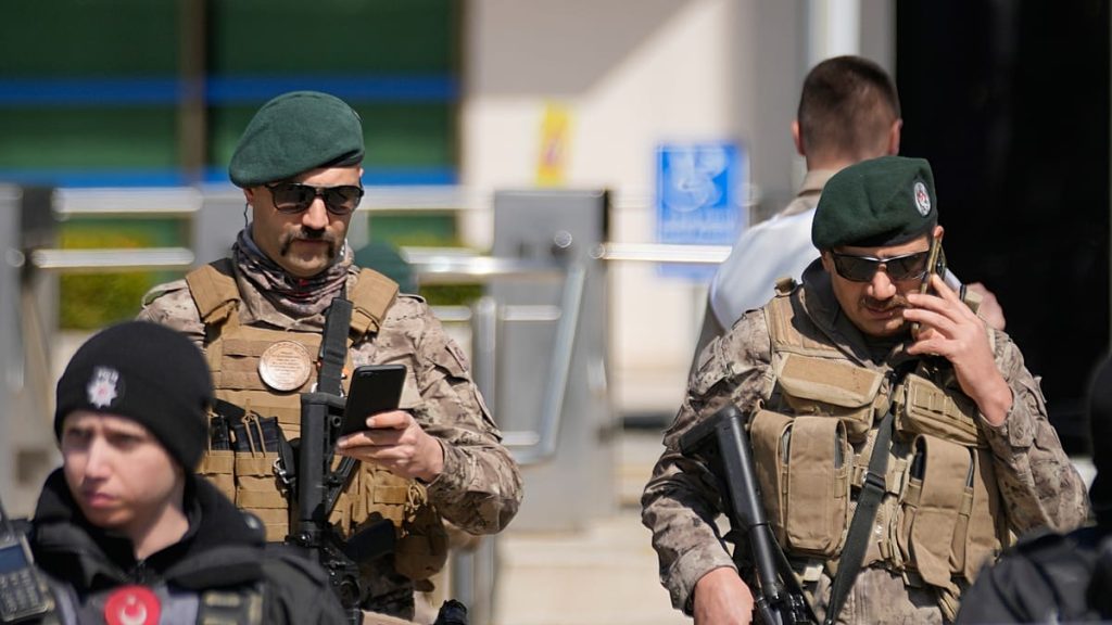 تركيا تشيّع ضحايا “مجزرة المدرسة”.. تفاصيل صادمة تكشف ما خطّط له الفتى منفّذ الهجوم