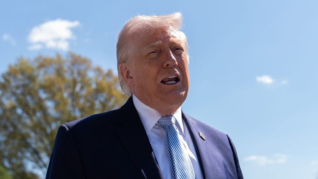 ترامب يعلن فرض رسوم جمركية بنسبة 50% على أي دولة تزوّد إيران بالأسلحة