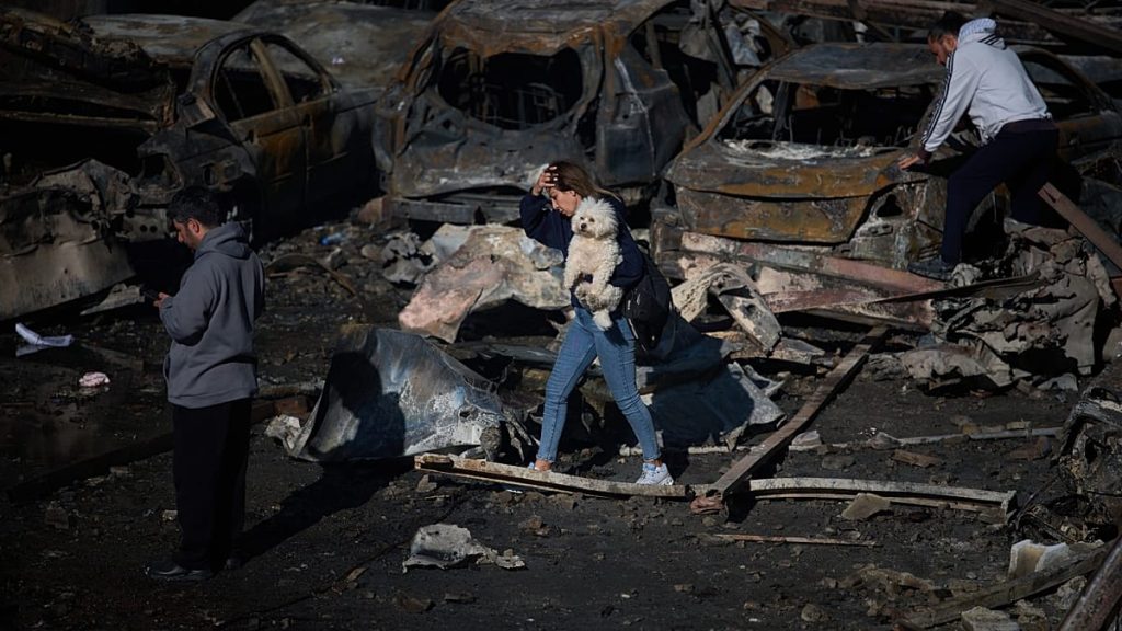 قرار بحصر السلاح في بيروت.. دعوات لتثبيت شمول لبنان بالهدنة وطهران تحذر من نسف الاتفاق