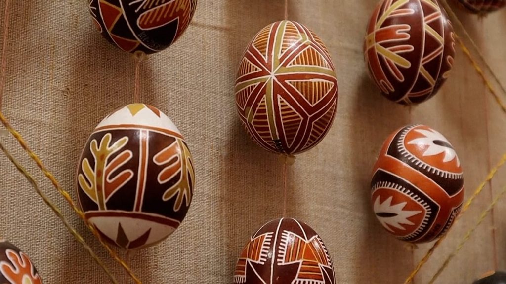 فيديو. فن تلوين بيض الفصح في أوكرانيا.. تراث عريق يحمي الهوية الوطنية
