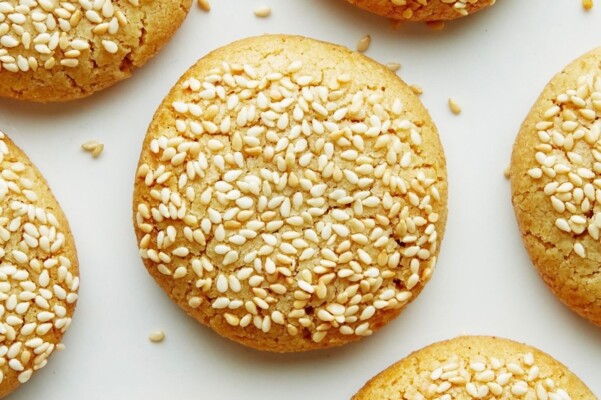 كوكيز صحي بالسمسم والطحينة… وصفة سهلة ولذيذة