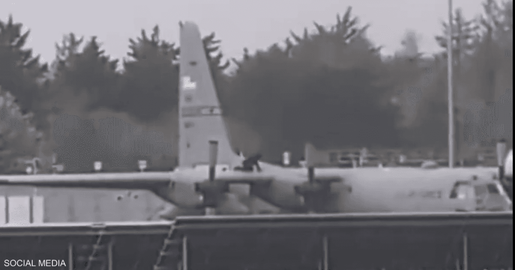 فيديو.. رجل يخرب طائرة عسكرية أميركية في أيرلندا بآلة حادة