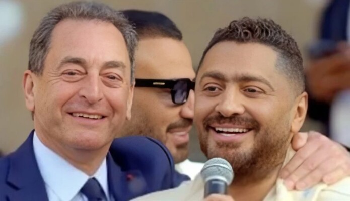 تامر حسني يشعل المسرح مع السفير الفرنسي بالقاهرة بدبكة دبلوماسية