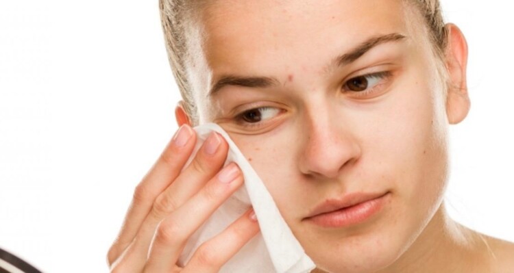 تنشيف الوجه بالمناديل… عادة صحية أم ضرر غير متوقّع؟