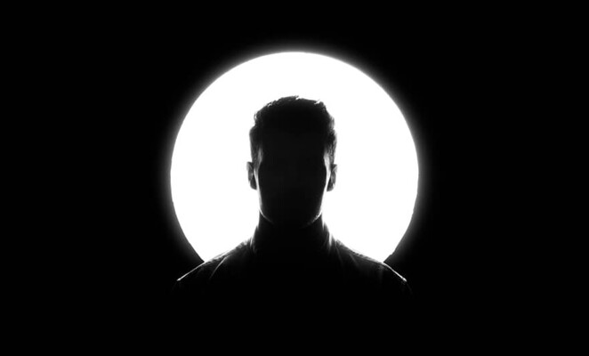 فنان يتباهى بالانتماء… وعند ساعة المساعدة “اختفى”!