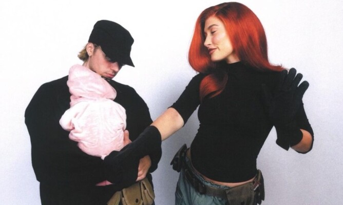 لحظات عائلية دافئة .. هايلي بيبر تتألق مع جاستن بيبر وإبنهما في كوتشيلا