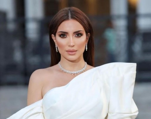 نسرين طافش تخطف الأنظار بحقيبة على شكل كأس شامبانيا وهذا سعرها