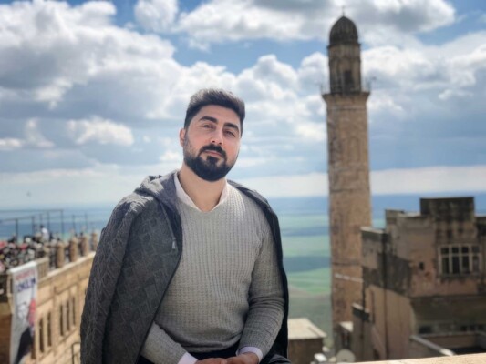 أحمد أيو وفرقة “عارفين” يقدمان عرضا جماهيريا مميزا