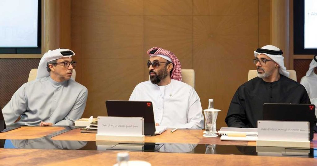 طحنون بن زايد يترأس اجتماع مجلس الشؤون الاستثمارية بأبوظبي