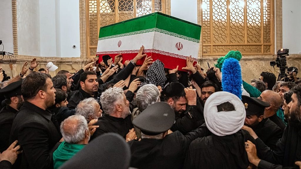 بعد أيام من المراسم الرسمية.. إيران تواري جثمان علي خامنئي الثرى في مشهد