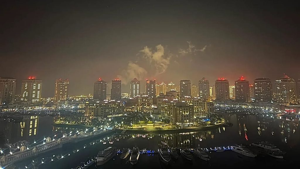 قوات الدفاع الجوي القطرية تعترض وابل صواريخ إيراني جديد فوق الدوحة