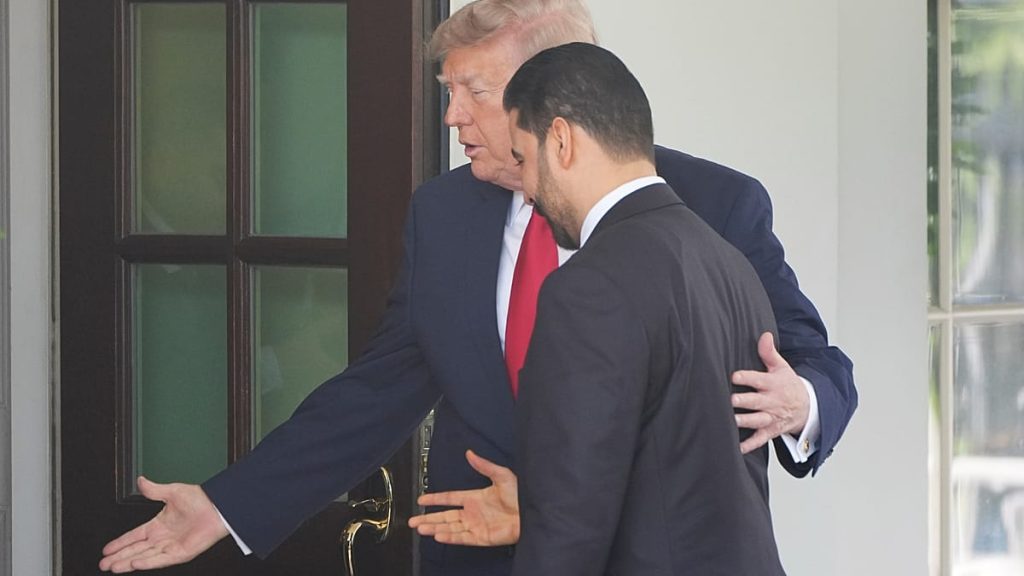 ترامب يستقبل رئيس الوزراء العراقي وسط ضغوط على بغداد للحد من نفوذ إيران.. ويصفه بـ”البطل”