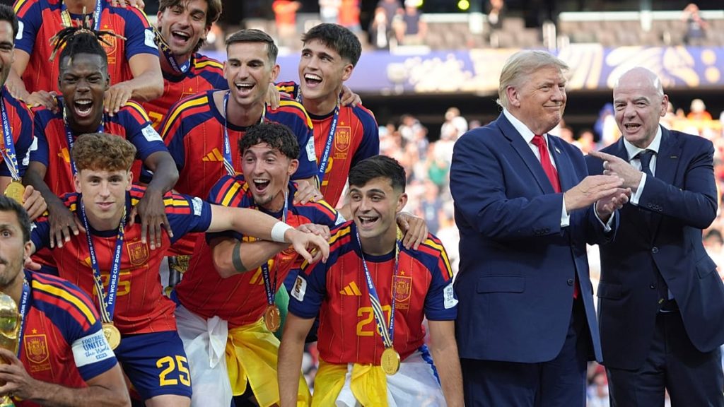 بعد الفوز بالمونديال.. صورة ترامب مع منتخب إسبانيا تُثير ضجة واسعة
