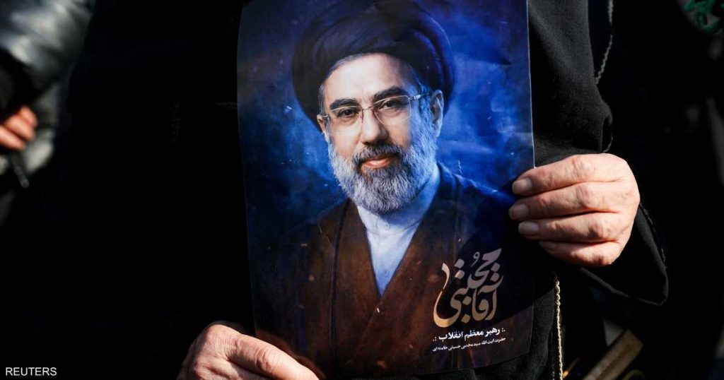 مجتبى خامنئي: “توقيع الرئيس الأميركي بلا قيمة ولاغ”