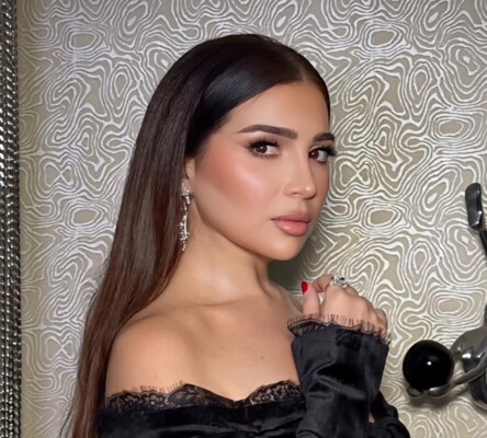 مي عز الدين تطل بملابس سباحة من تصميمها الخاص