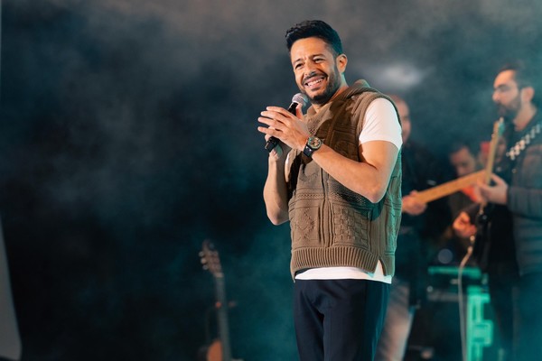 محمد حماقي يحيي حفلاً غنائياً كبيراً ويوحد آلاف المشجعين بـ”ما بلاش”