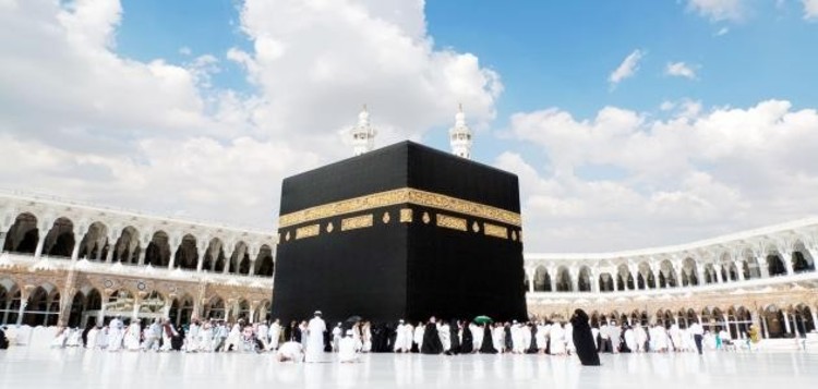 مشجع يؤدي العمرة للدعاء على حكم مباراة مصر والأرجنتين!