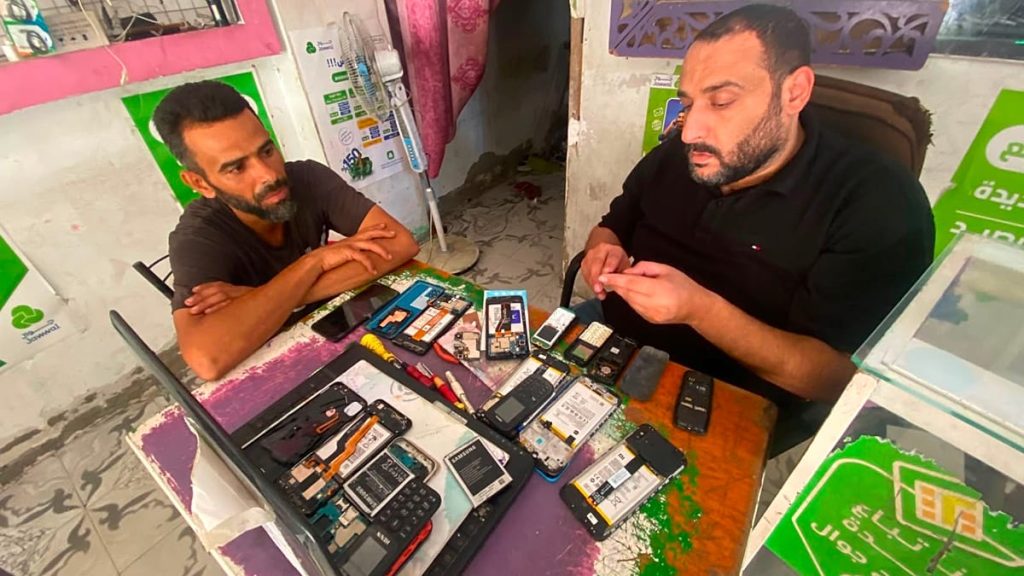 شاشة من هنا وسمّاعة من هناك.. كيف حوّلت الحرب “الهاتف المحمول” في غزة إلى عملة نادرة؟