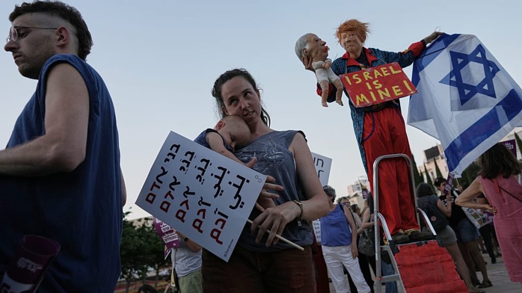 محتجون يساريون يحاولون اقتحام مقر حزب سموتريتش.. وانقسامات في المعارضة الإسرائيلية