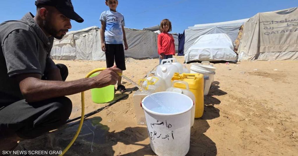 خاصمن الحفرة إلى الخيمة.. رحلة الغزيين خلف قطرة ماء