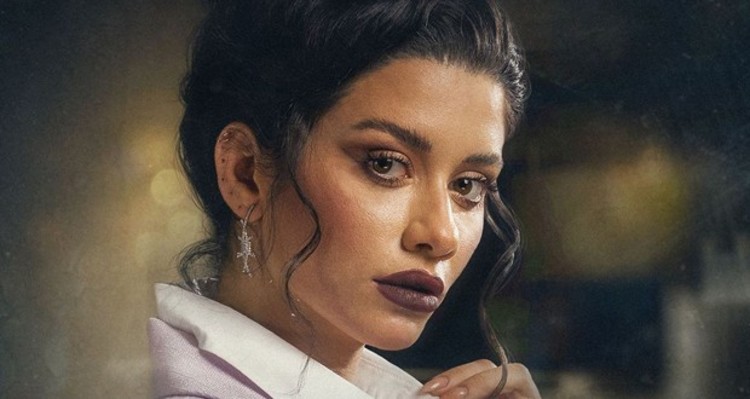 سينتيا خليفة تتألق بالفضي والريش في جلسة تصوير سينمائية