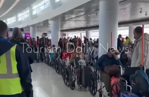خدمة الكراسي المتحركة المجانية في المطارات تتحول لملف جدلي عالياً