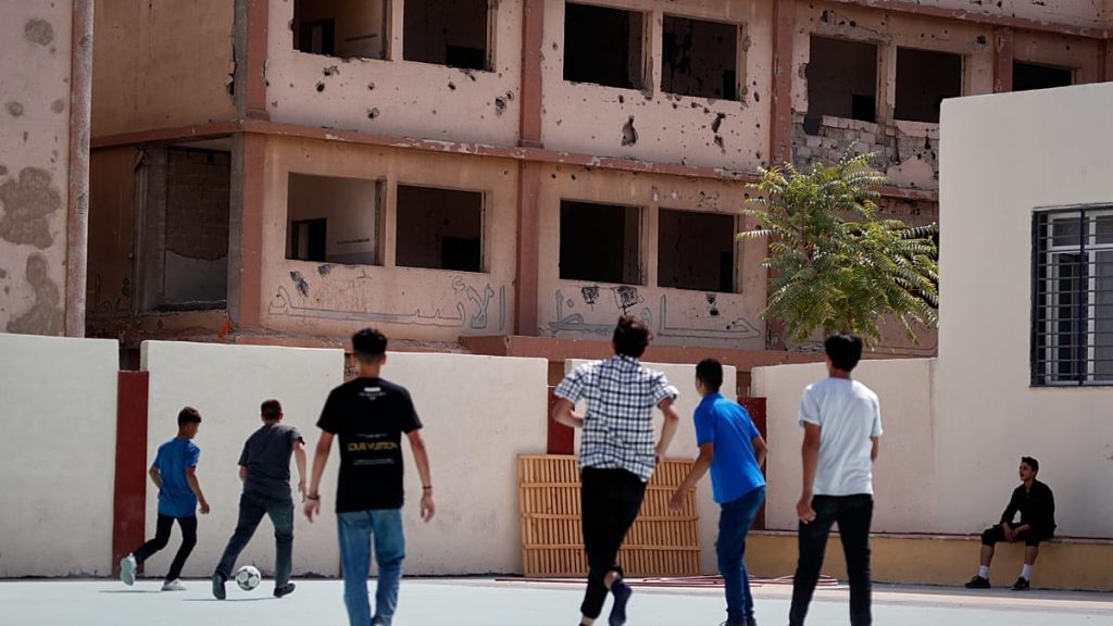 مدرسة سورية عريقة تفصل الطلاب عن الطالبات.. قرار يشعل جدلًا واسعًا في دمشق