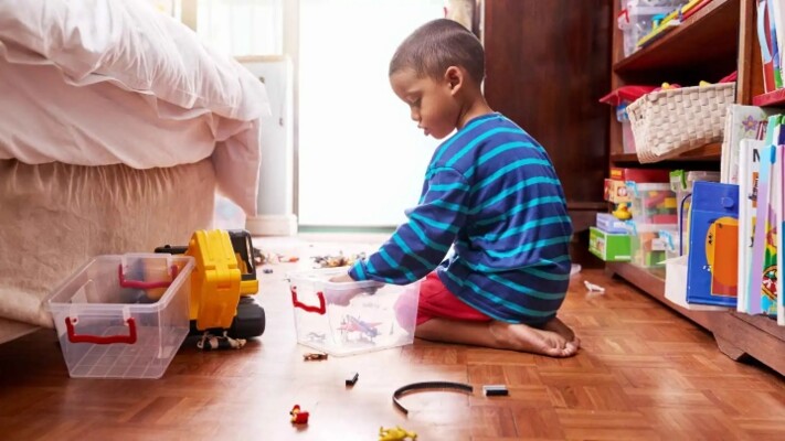 كيف تعلّم طفلك ترتيب غرفته دون شجار أو دراما؟