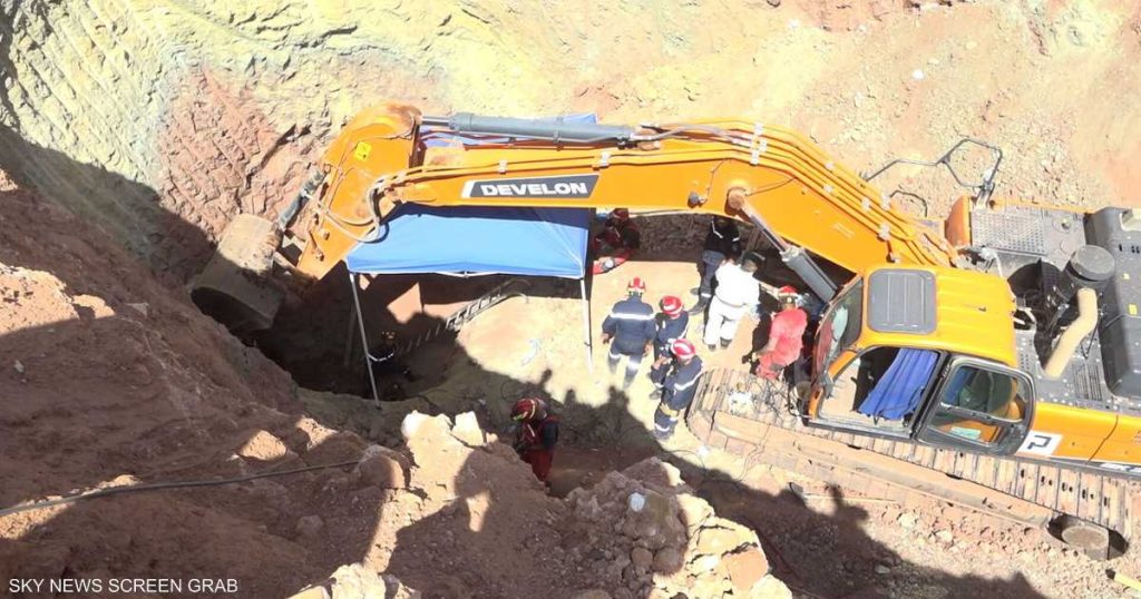 خاصفيديو.. فرق الإنقاذ تدخل البئر الموازية للوصول للطفل أيوب