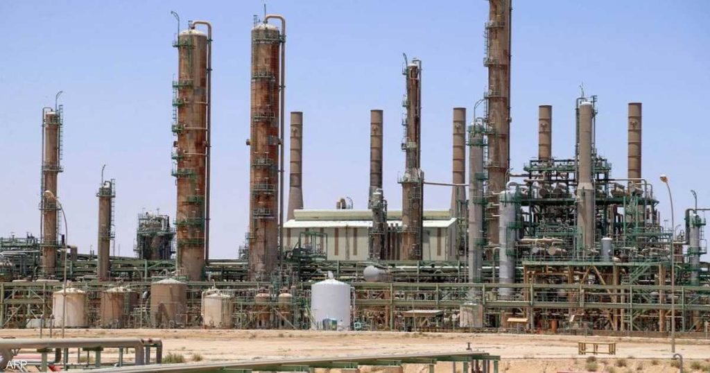مجموعة مسلحة في ليبيا تغلق خطا لنقل النفط الخام