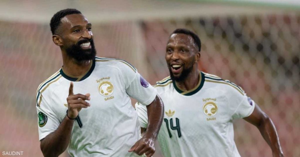 السعودية تحسمها مبكرا.. ثلاثية وتأهل من بوابة عٌمان
