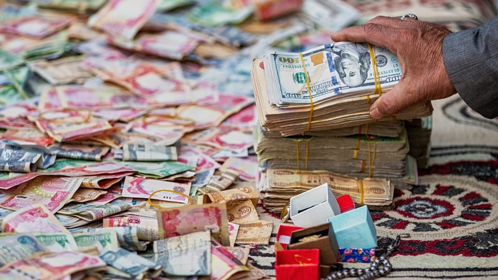 زلزال نقدي في بغداد.. العراق يخفض قيمة الدينار بـ 15% لمواجهة تداعيات أزمة النفط والأسواق تشتعل