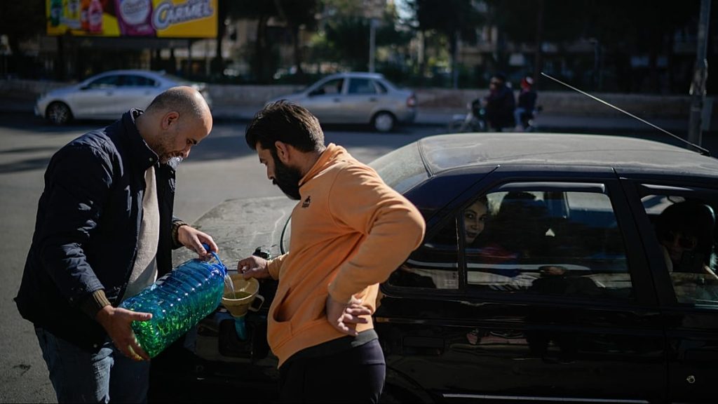 أبعد من أعطال المحركات.. لماذا تحول البنزين المغشوش في سوريا إلى أزمة اقتصادية شاملة؟