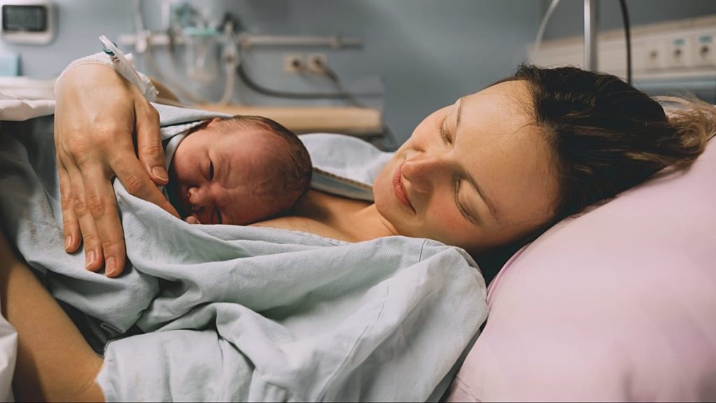البرلمان البرتغالي يعطي الضوء الأخضر لتوسيع إجازة الوالدين: ما التغييرات المتوقعة؟