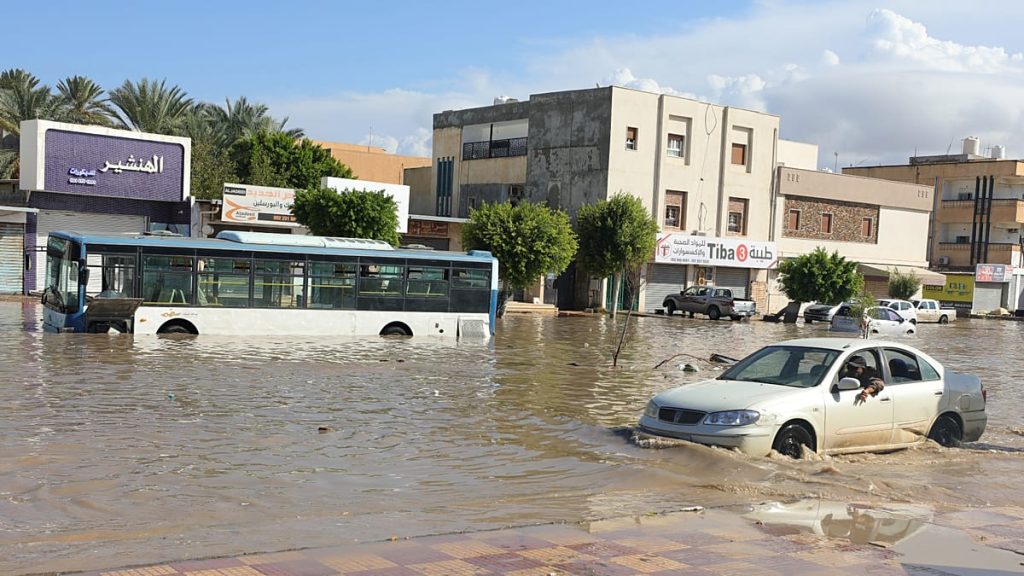 سيول تغمر شوارع العاصمة الليبية.. والسلطات تتحرك لمواجهة تداعياتها