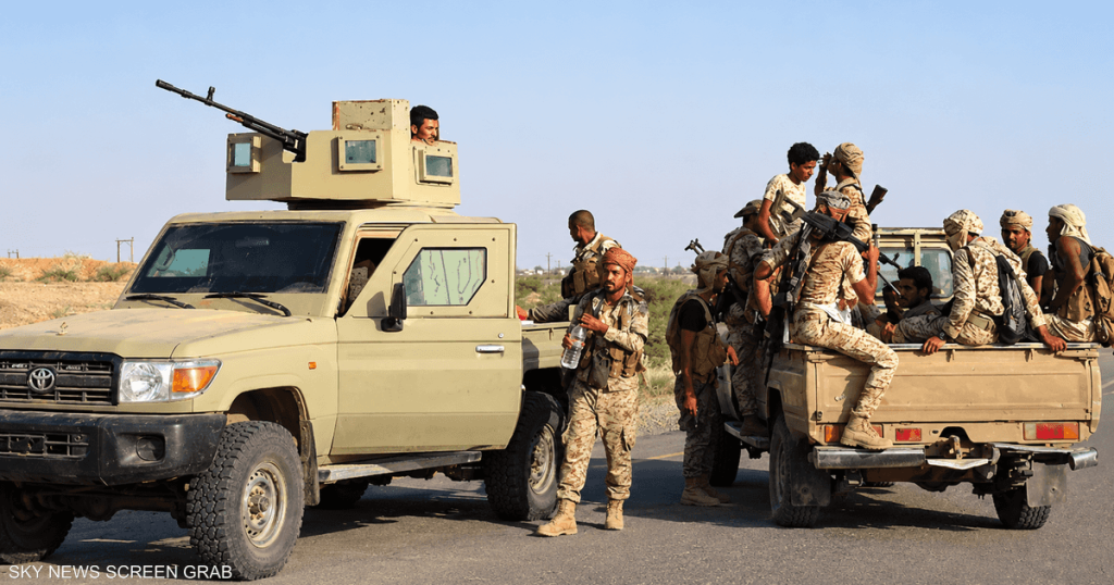 صواريخ حوثية تستهدف القصر الرئاسي في عدن ومعارك في تعز