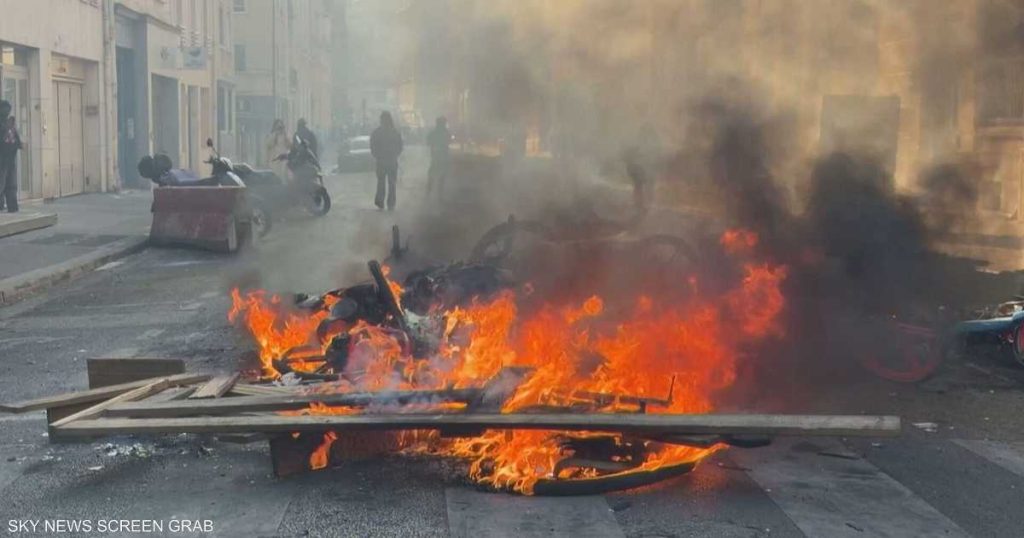خاصاحتجاجات فرنسا.. الغلاء والتهميش يفاقمان الغضب