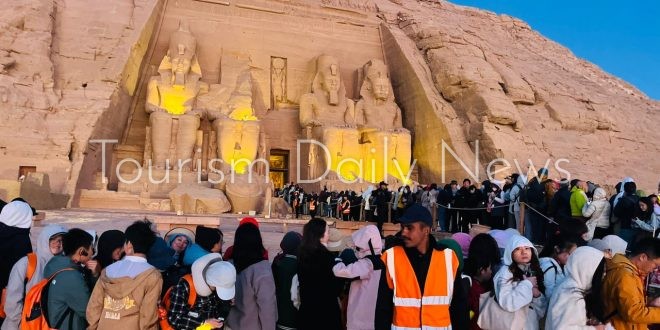 أبو سمبل تبهر العالم.. آلاف السائحين يشهدون تعامد الشمس