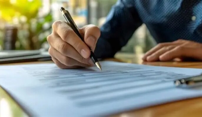 نداءات استغاثة لإنقاذ شاعر عربي وسط مخاوف على حالته الصحية