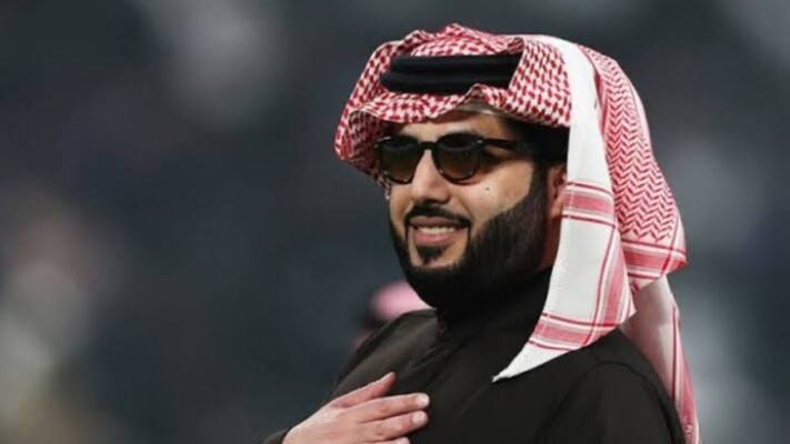تركي آل الشيخ يشيد بـ”فرقة الموت” ويمازح مؤلفه!