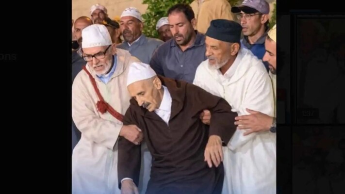 سقط أمام الكاميرات.. وفاة الشاعر المغربي عمر برغوث